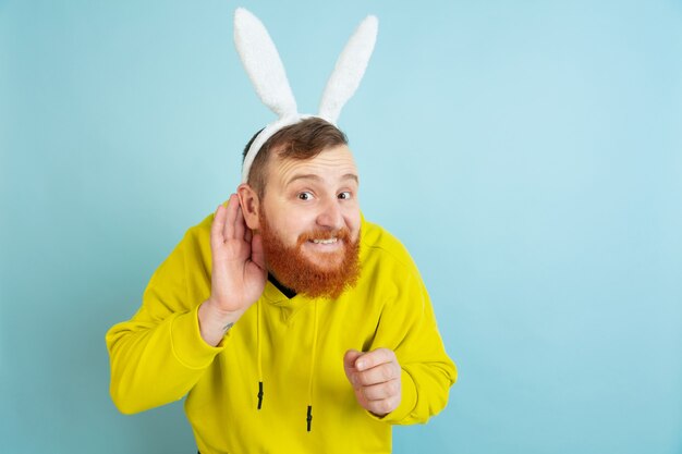 Hombre barbudo con orejas de conejo para Pascua