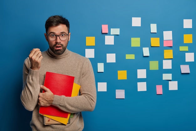 Hombre barbudo organizando sus tareas con notas adhesivas