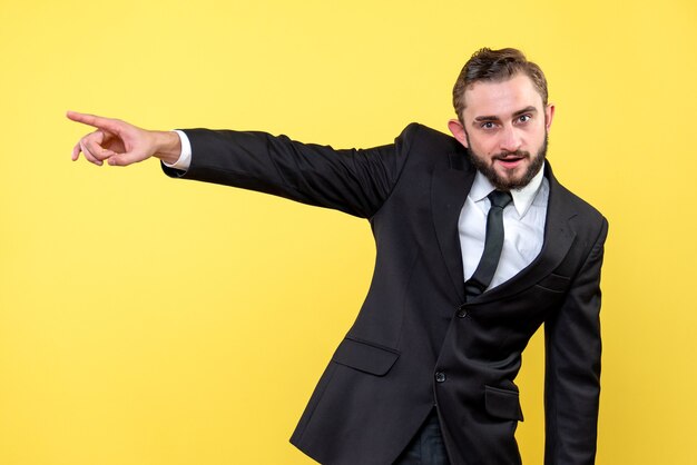 Hombre barbudo que muestra la dirección en amarillo