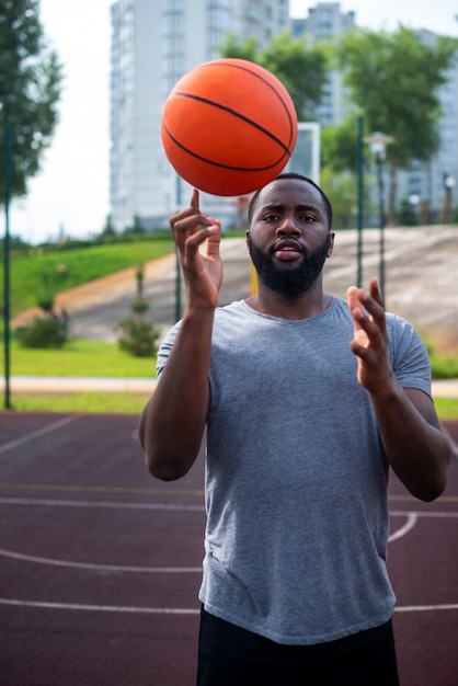 Foto gratuita hombre barbudo que muestra un truco con una pelota