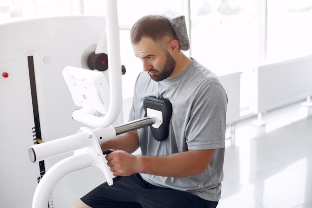 Hombre barbudo con rehabilitación después de una lesión en la clínica de fisioterapia