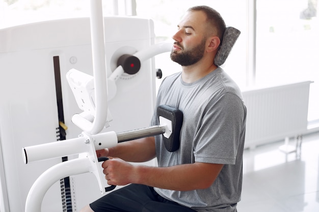 Hombre barbudo con rehabilitación después de una lesión en la clínica de fisioterapia