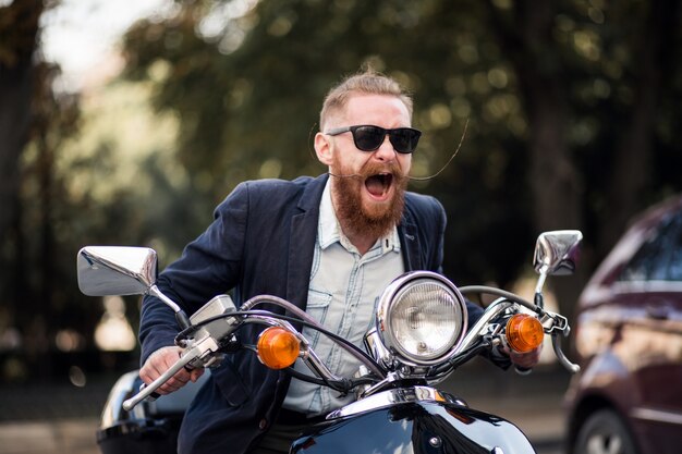Hombre barbudo en scooter