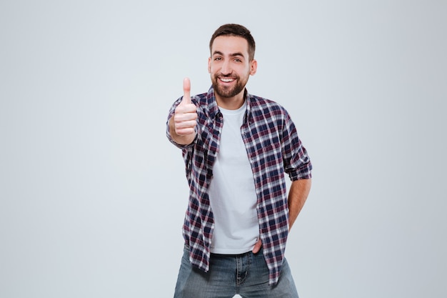 Foto gratuita hombre barbudo sonriente en camisa mostrando el pulgar hacia arriba en