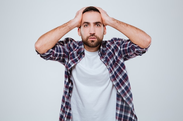 Hombre barbudo sorprendido en camisa