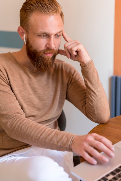 Hombre barbudo trabajando en su escritorio