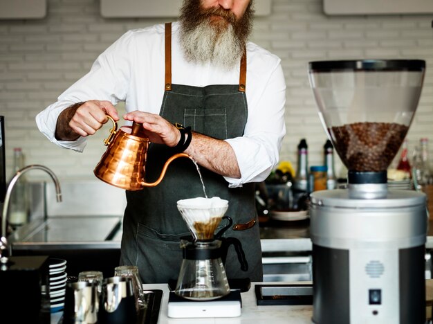 Hombre barista caucásico haciendo café de goteo