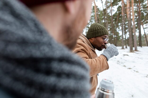 Hombre bebiendo bebidas calientes en invierno