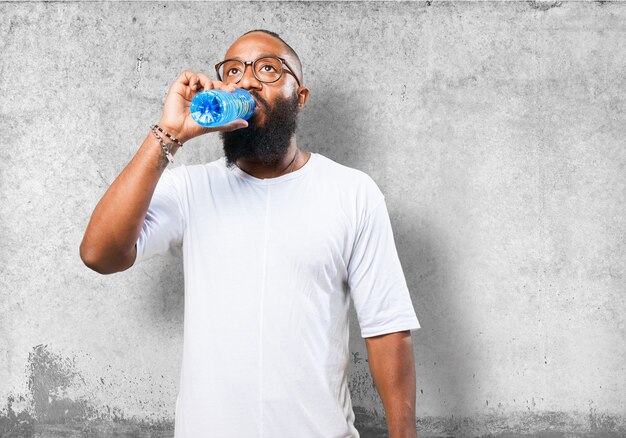 Hombre bebiendo de una botella de agua