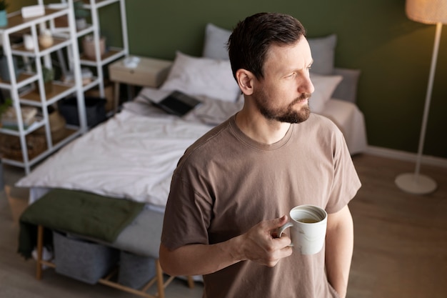 Foto gratuita hombre bebiendo café en casa