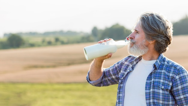 Foto gratuita hombre bebiendo leche de cabra