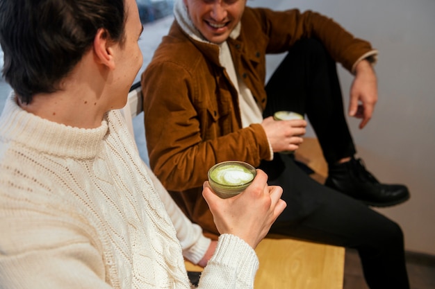 Foto gratuita hombre bebiendo té matcha