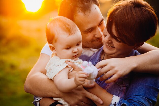 El hombre besa a la mujer abrazándola y a la niña