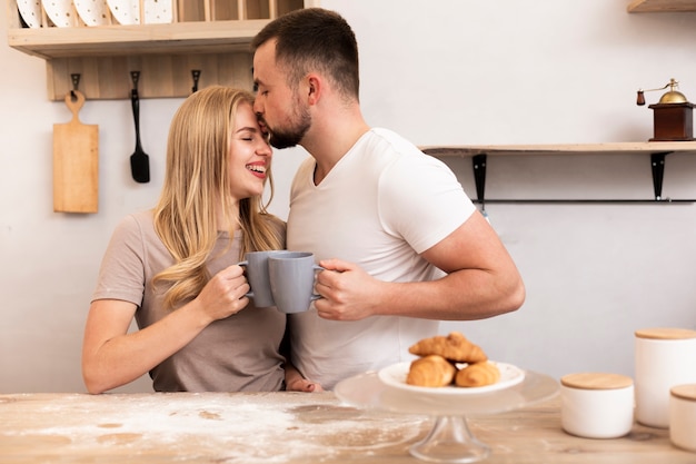 Foto gratuita hombre besando la frente de la mujer