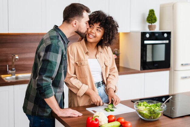 Hombre besando a hermosa mujer afroamericana