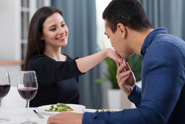 Hombre besando la mano de su novia