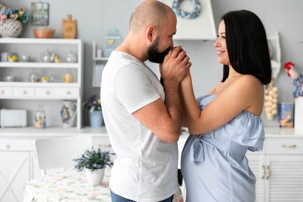 Hombre besando las manos de su esposa