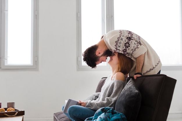 Foto gratuita hombre besando a su novia en la sala de estar