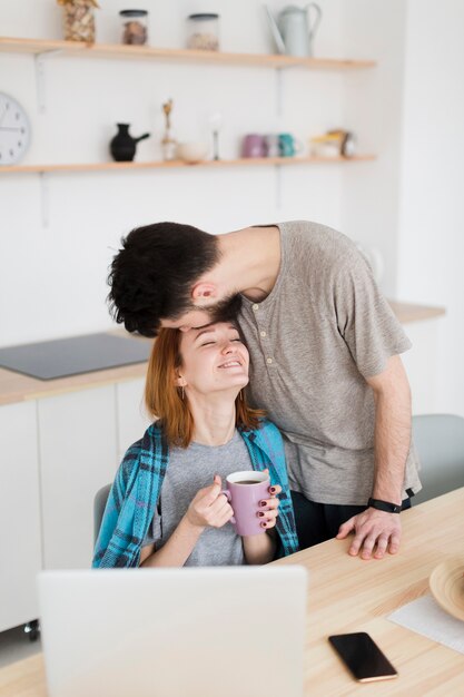 Hombre besando a su novia en la vista alta frente