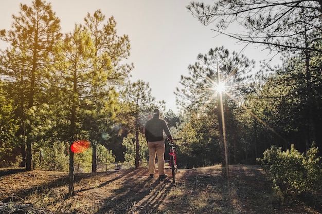 Hombre con bicicleta en el campo