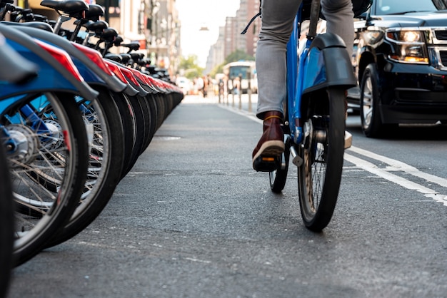 Hombre en bicicleta en la ciudad desde atrás