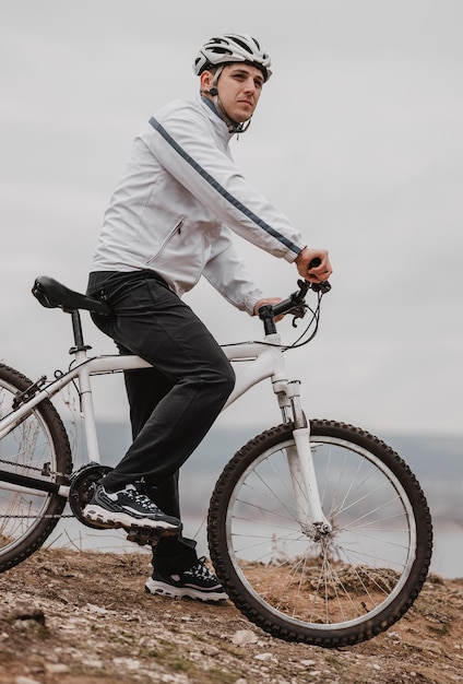 Hombre en bicicleta en un día frío