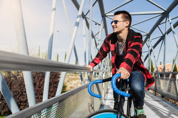 Hombre en bicicleta mirando a otro lado