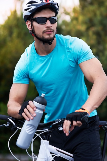 Hombre en la bicicleta mirando a otro lado