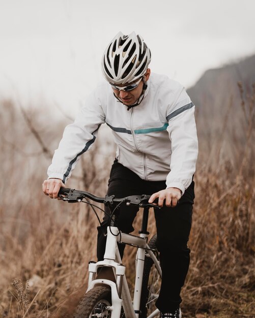 Hombre en bicicleta de montaña solo