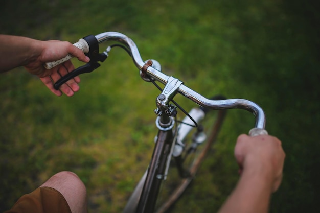 Foto gratuita hombre en bicicleta en el parque, tono vívido