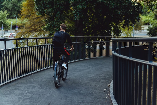 hombre en bicicleta en el parque