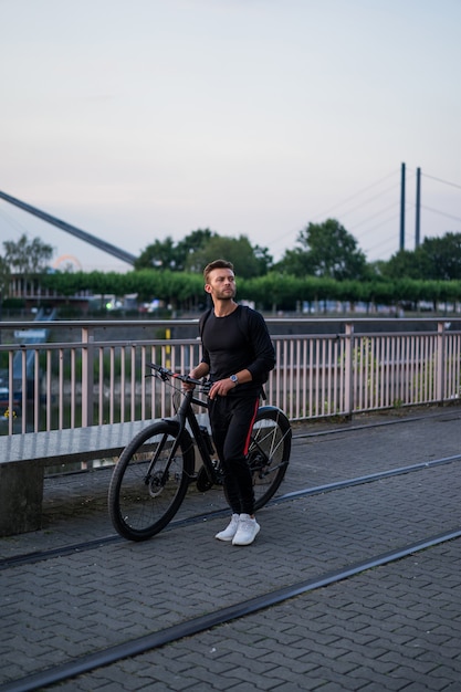 hombre en bicicleta en el parque