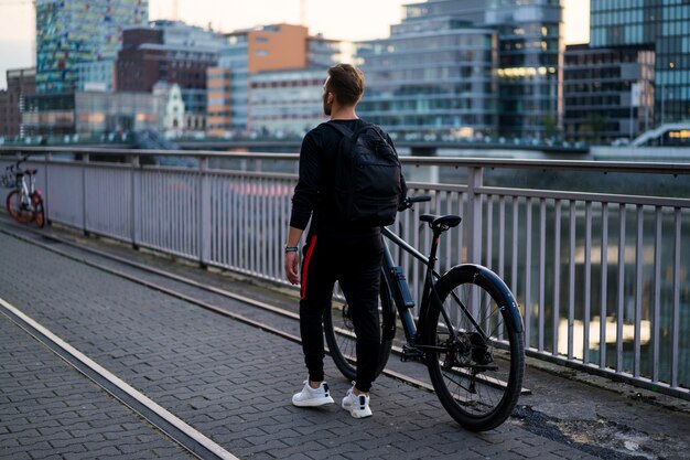 hombre en bicicleta en el parque