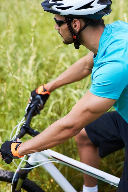 Hombre en bicicleta por la pradera