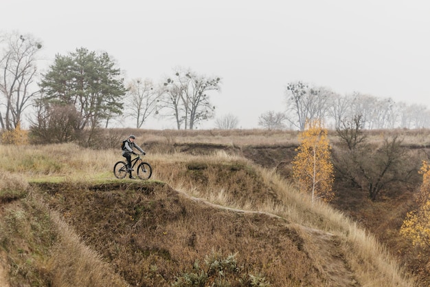 Foto gratuita hombre en bicicleta por el sendero de la montaña