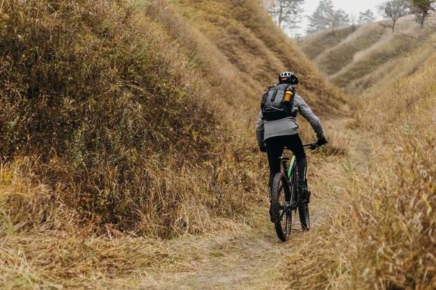 Hombre en bicicleta por el sendero de la montaña