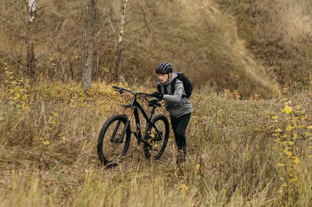 Hombre en bicicleta por el sendero de la montaña