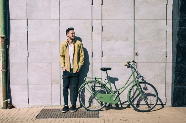 Hombre con una bicicleta urbana