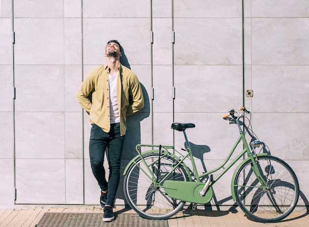 Foto gratuita hombre con una bicicleta urbana