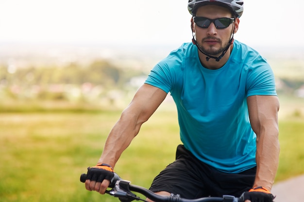 Foto gratuita hombre bien construido en bicicleta