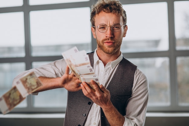 Hombre con billetes aislado en estudio