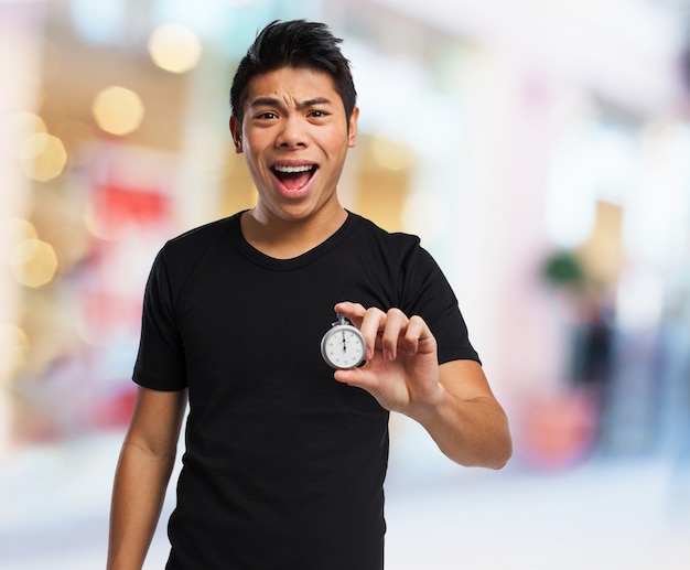 Foto gratuita hombre con la boca abierta y un reloj