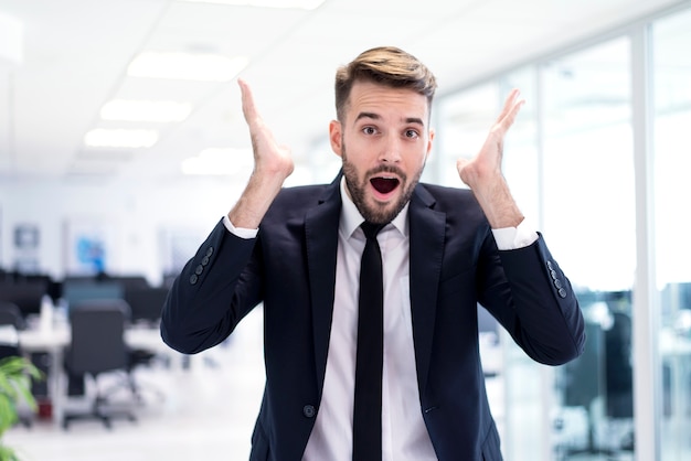 Hombre con la boca abierta sorprendido