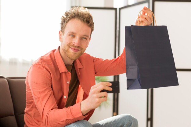 Hombre con bolsa y tarjeta de crédito