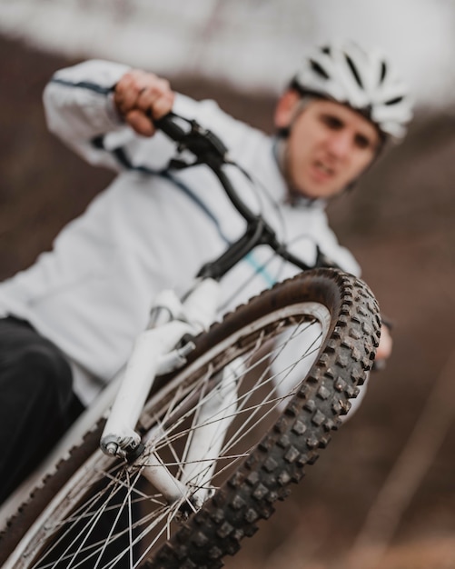 Foto gratuita hombre borroso en bicicleta