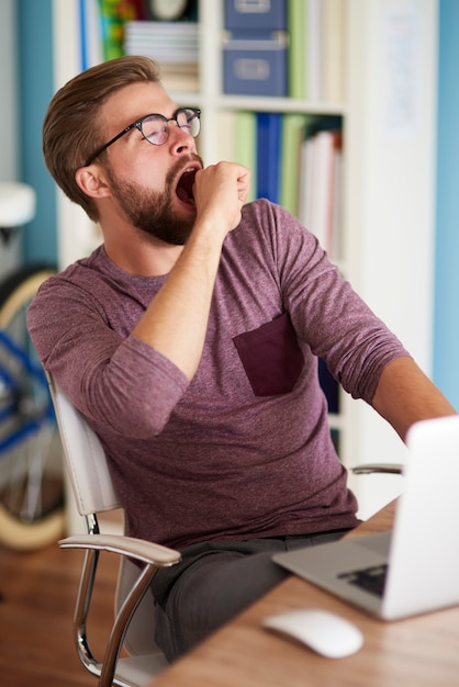 Foto gratuita hombre bostezando después de un día agotador