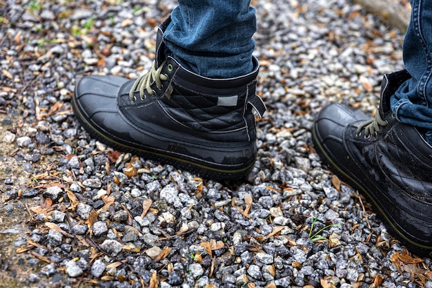 Foto gratuita un hombre con botas se para en la grava de cerca