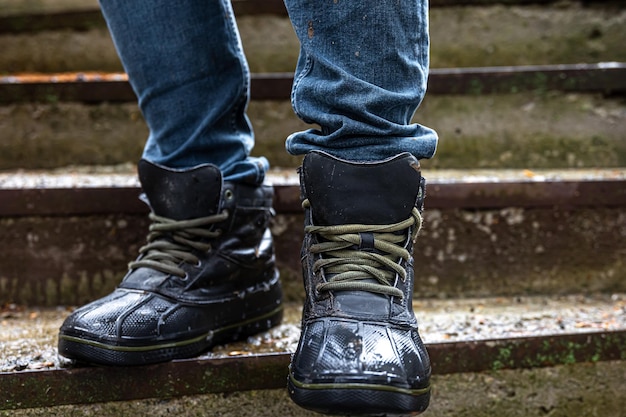 Foto gratuita un hombre con botas en el primer plano de los viejos pasos