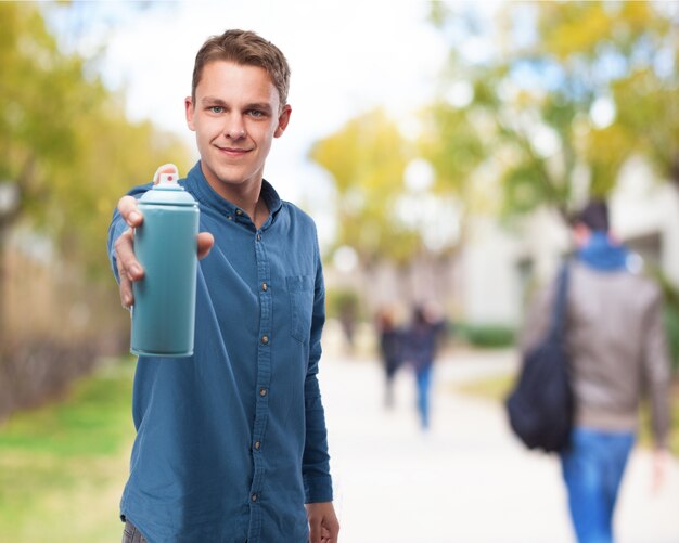 Hombre con un bote de spray azul