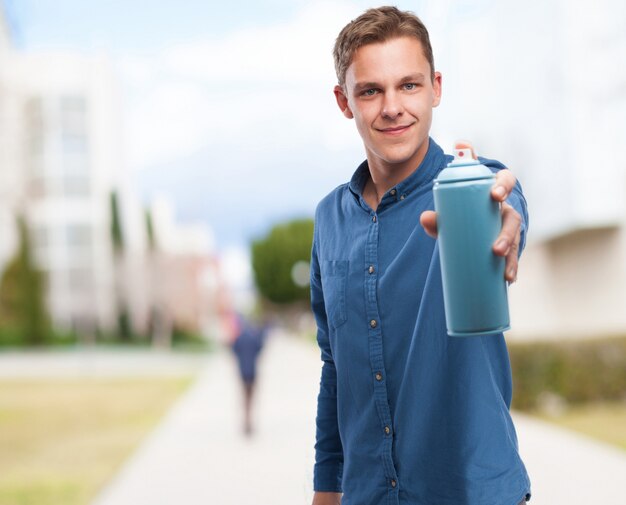 Hombre con un bote de spray en una mano